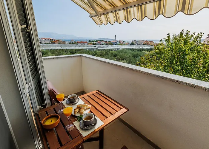 Cozy With Sea View Apartamento Kaštela