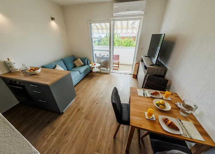 Cozy With Sea View Apartamento Kaštela